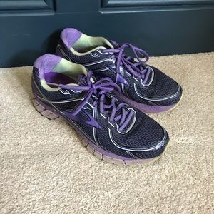 BROOKS: ATHLETIC SHOES